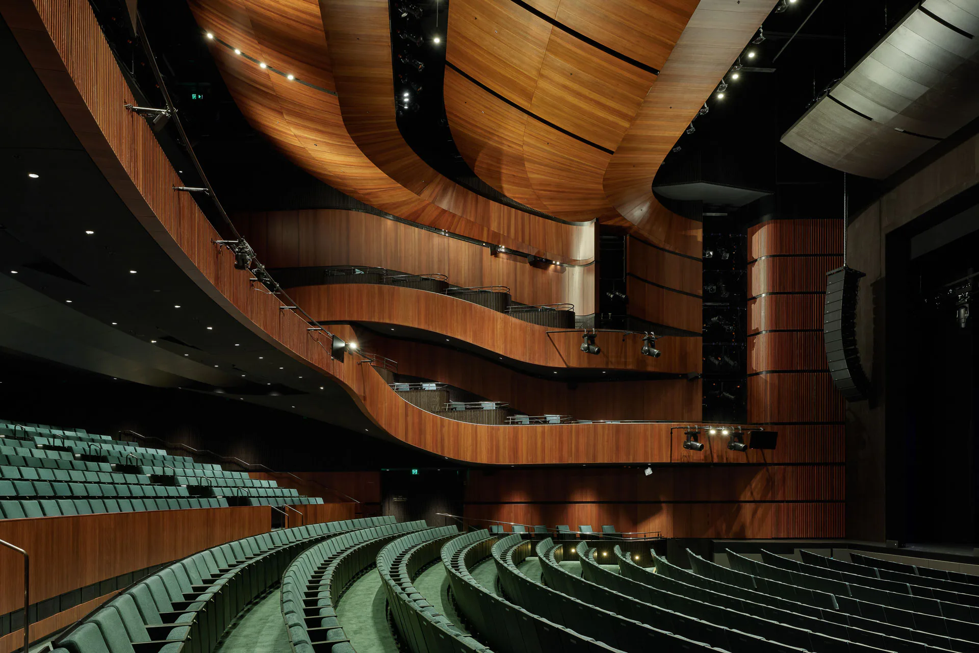 Im großen Saal sind die Deckenreflektoren und die Brüstungen mit Eukalyptusholz verkleidet. Es gibt nur eine einzige, sehr tiefe Empore – eine Herausforderung für die Akustikplanung.