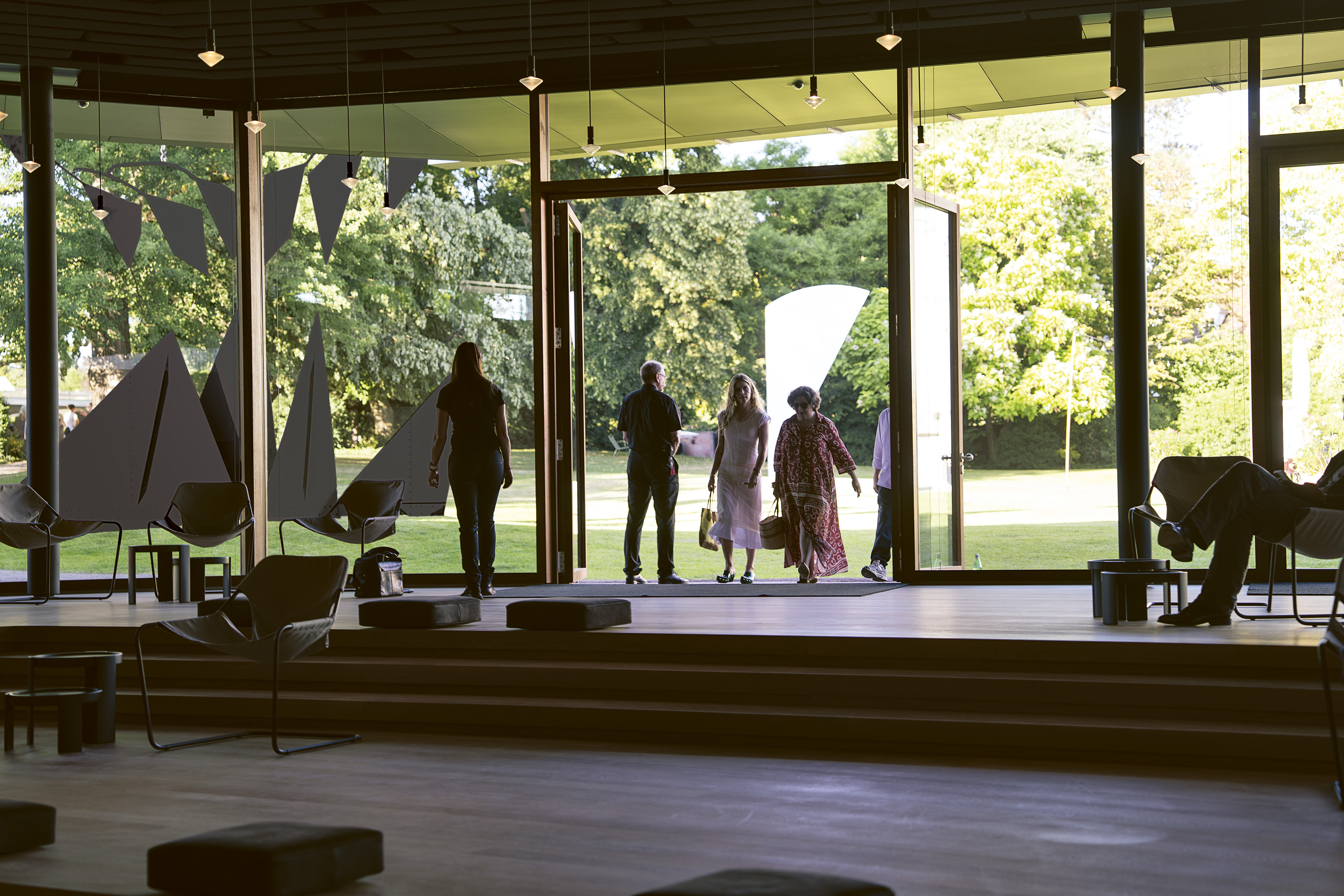 Durch die offene Fassade des Pavillons setzt Peter Zumthor die Parklandschaft und den Konzertbereich in Beziehung zueinander