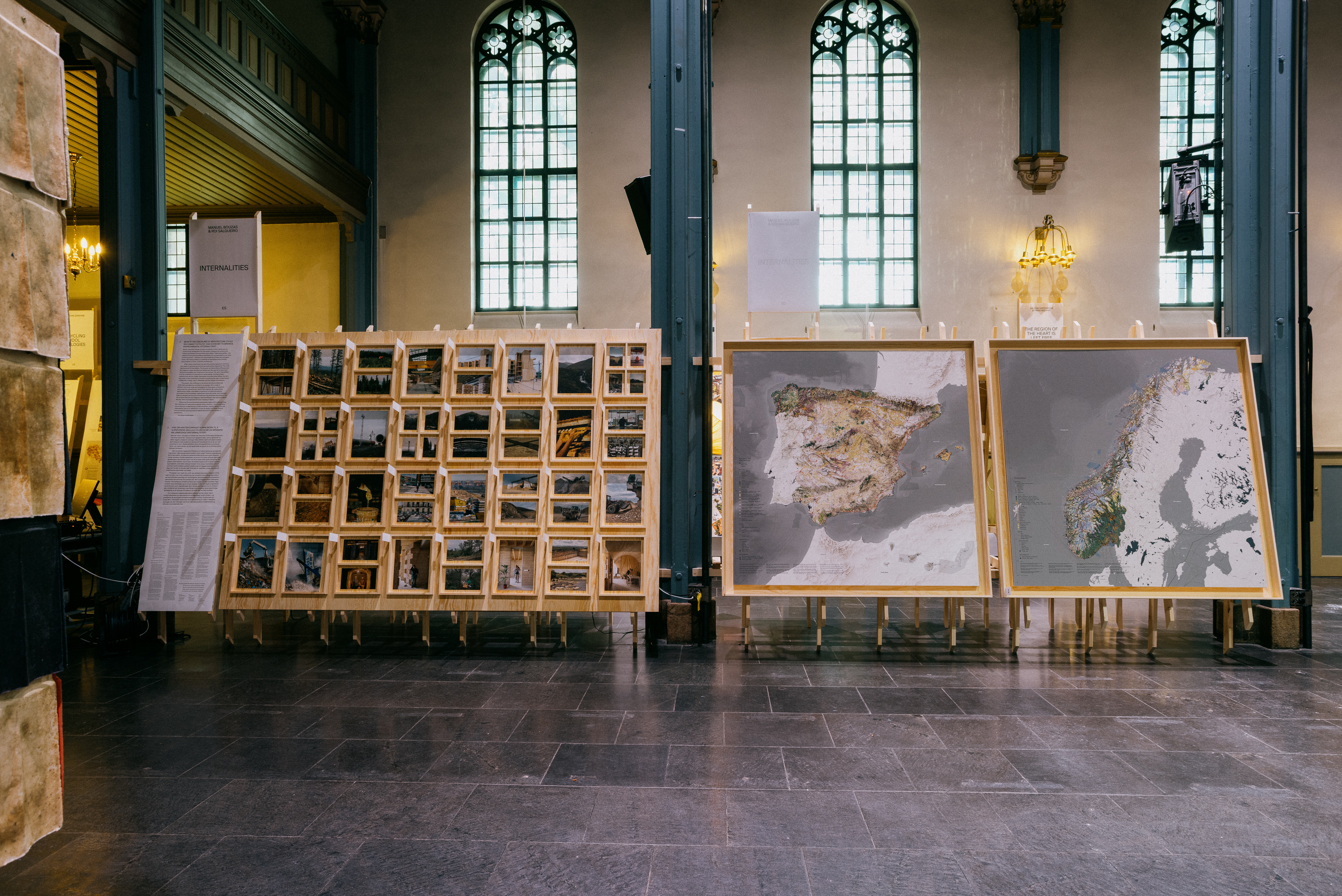A take on the 2025 Venice Biennale: Roi Salgueiro and Manuel Bouzas mark forests and material transport routes on a geological map of the Iberian Peninsula and quantify the external costs of construction.