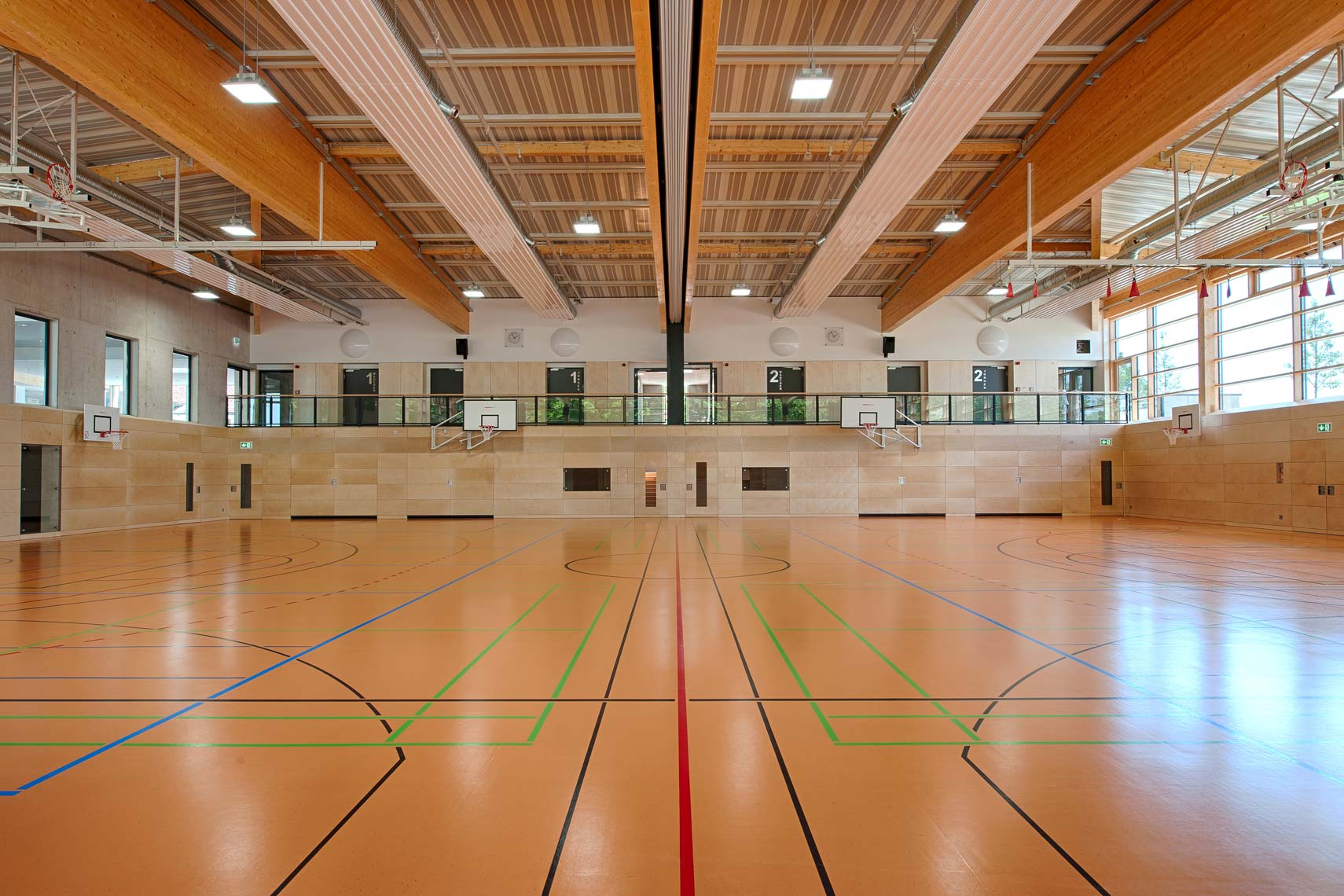 Dreifaltigkeitsschule Zweifachsporthalle in Amberg: Element-Dach in Akustikausführung mit perforierten Kassetten Schallabsorption αw = 0,40.