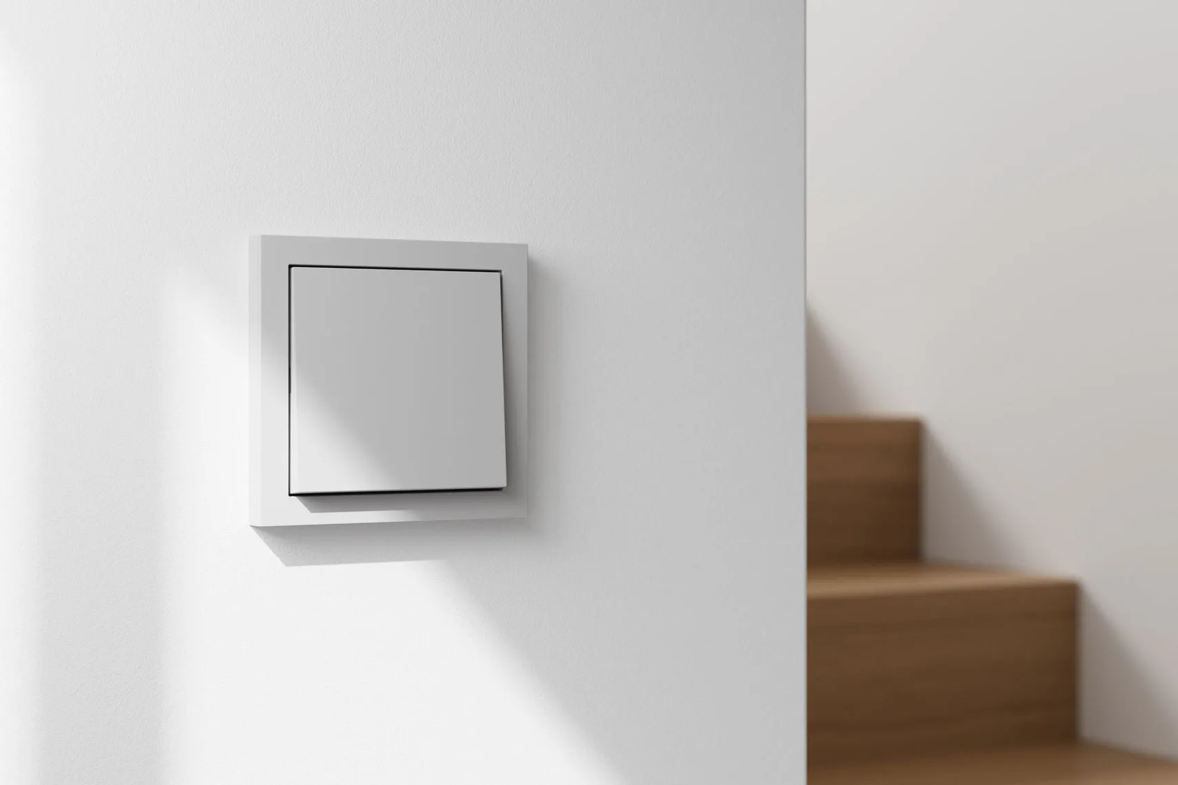 Im Gegensatz dazu verzichtet Gira F200 gänzlich auf Eckradien und zeichnet sich durch eine klare Linienführung aus. Designprägend wirkt zudem eine dezent umlaufende Schattenfuge. 