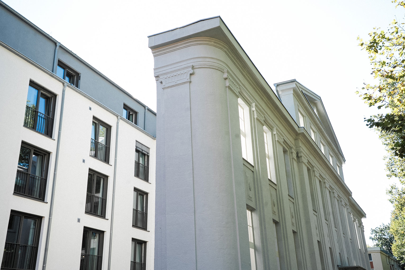 Das Fassadenfragment wurde als eigenständiges Bauteil in das neu gestaltete Areal eingebunden.