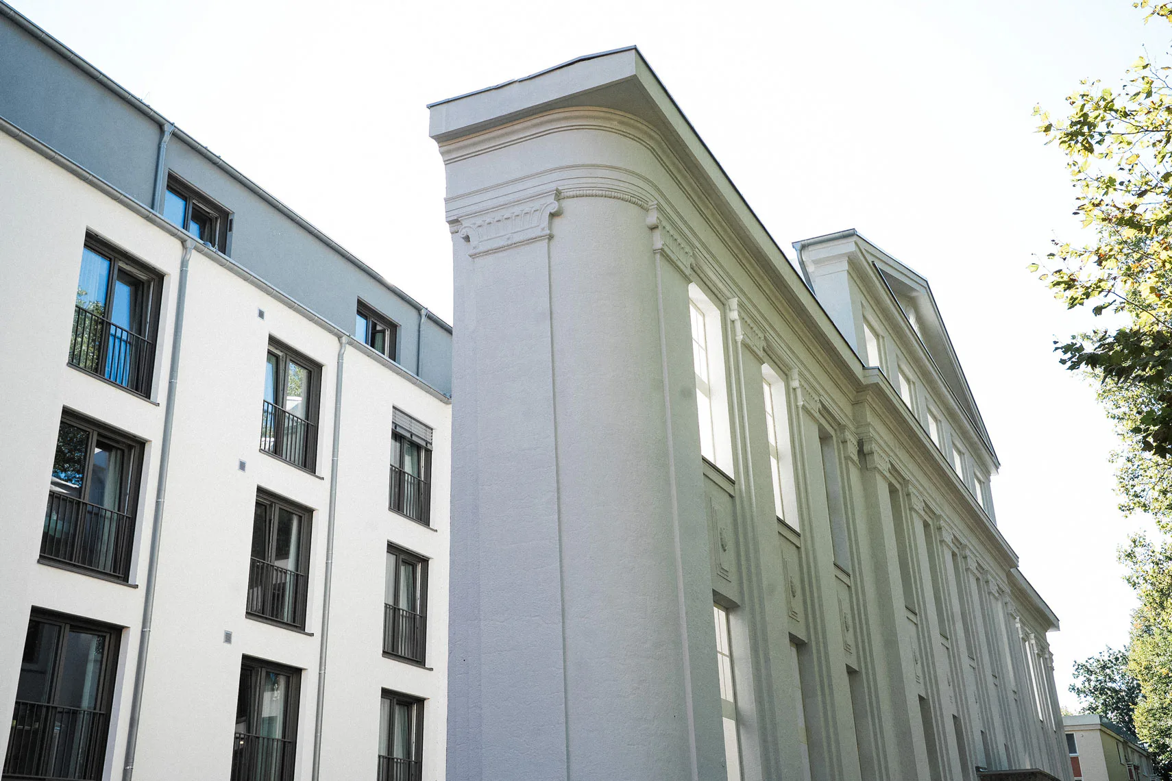Das Fassadenfragment wurde als eigenständiges Bauteil in das neu gestaltete Areal eingebunden.