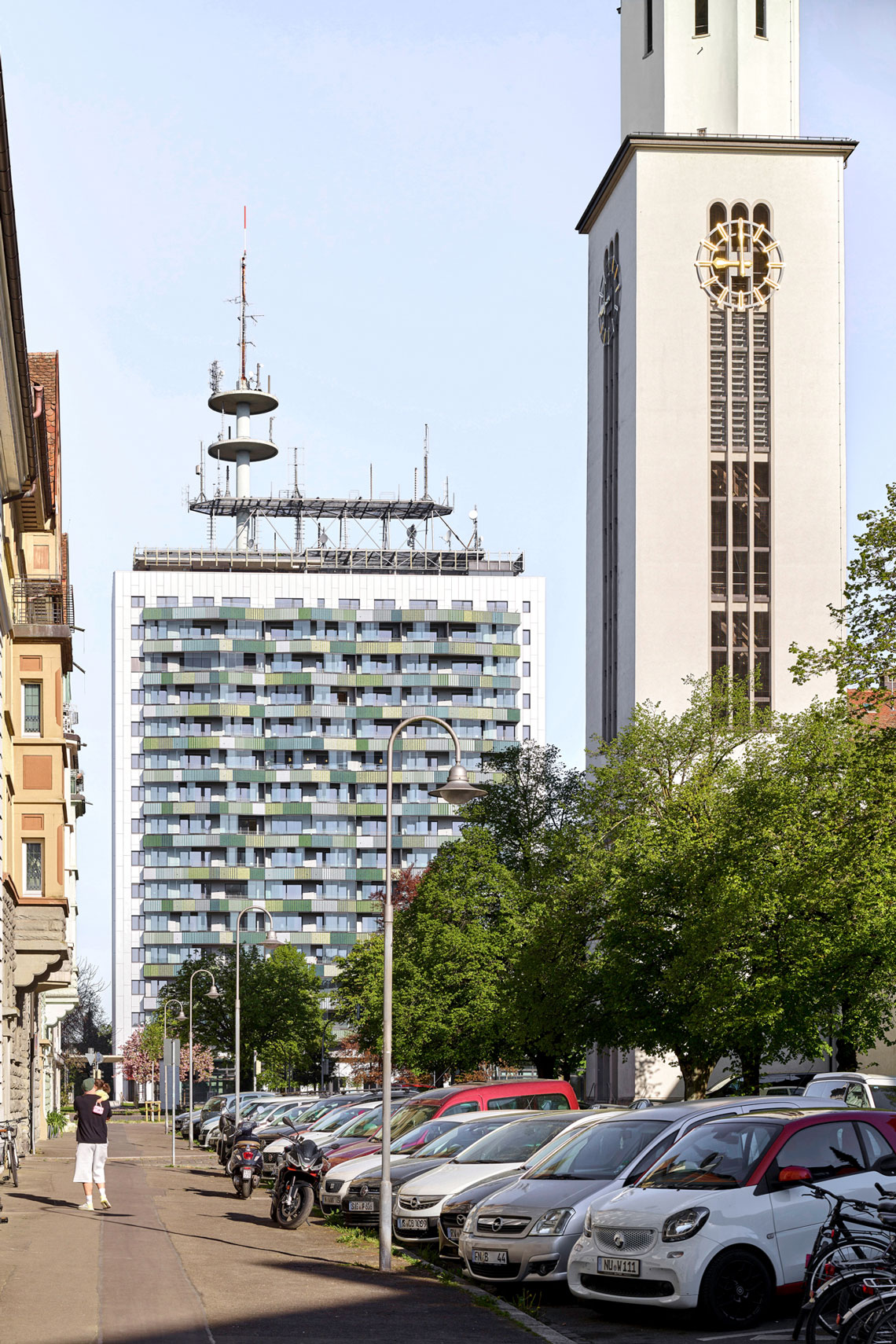 Das 62 Meter hohe Gebäude brachte für die Umnutzung ideale Voraussetzungen mit. Es liegt zentrumsnah in einem Wohngebiet und seine Bausubstanz ließ sich fast unverändert übernehmen. 