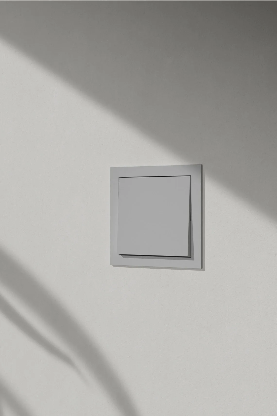 Gira F200 flach basiert auf derselben Formensprache von Gira F200 und bezieht seine ganz eigene, formale Stärke durch eine minimale Aufbauhöhe von nur 3 mm.