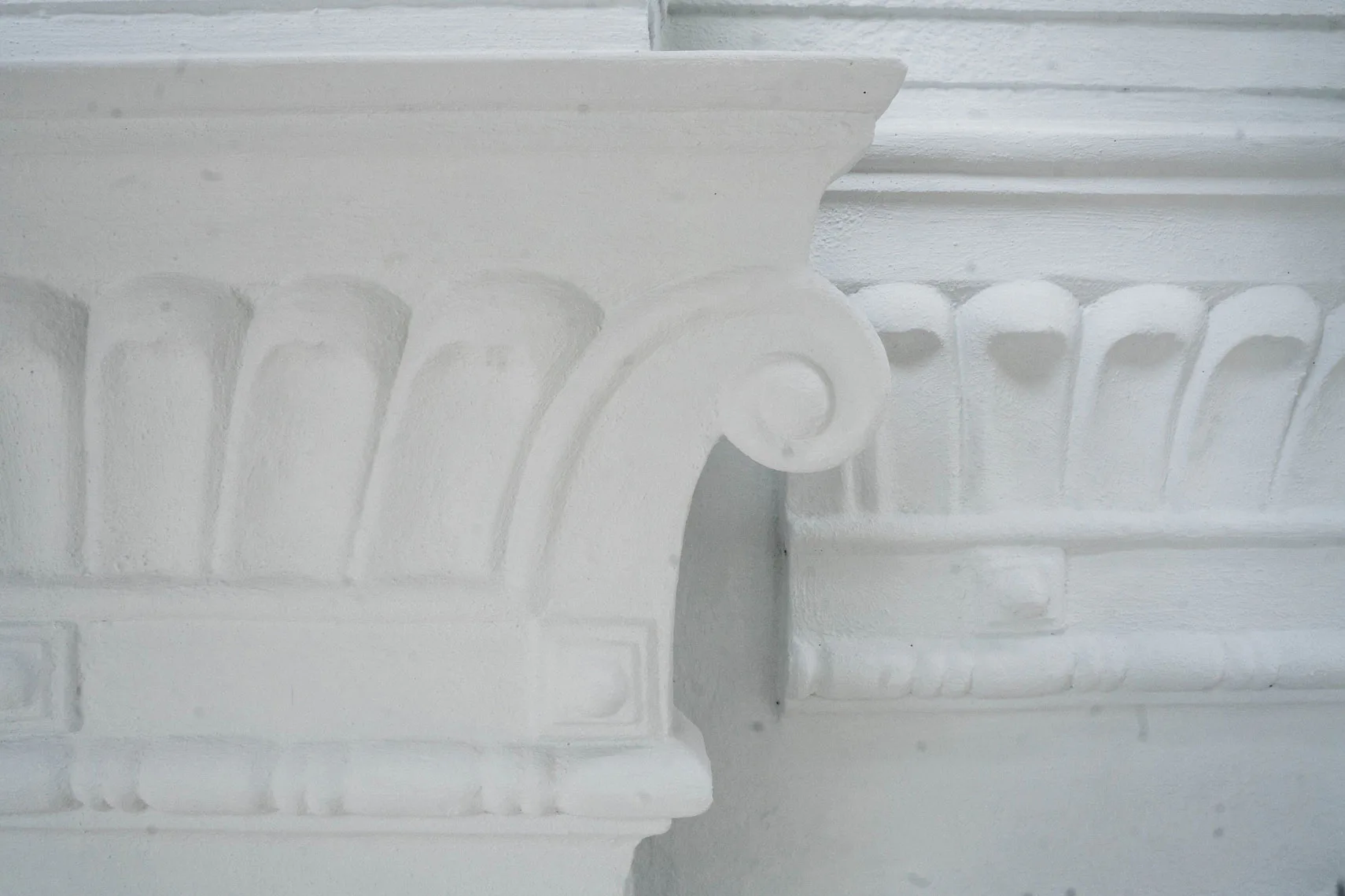Detail neu gegossener Kapitelle.