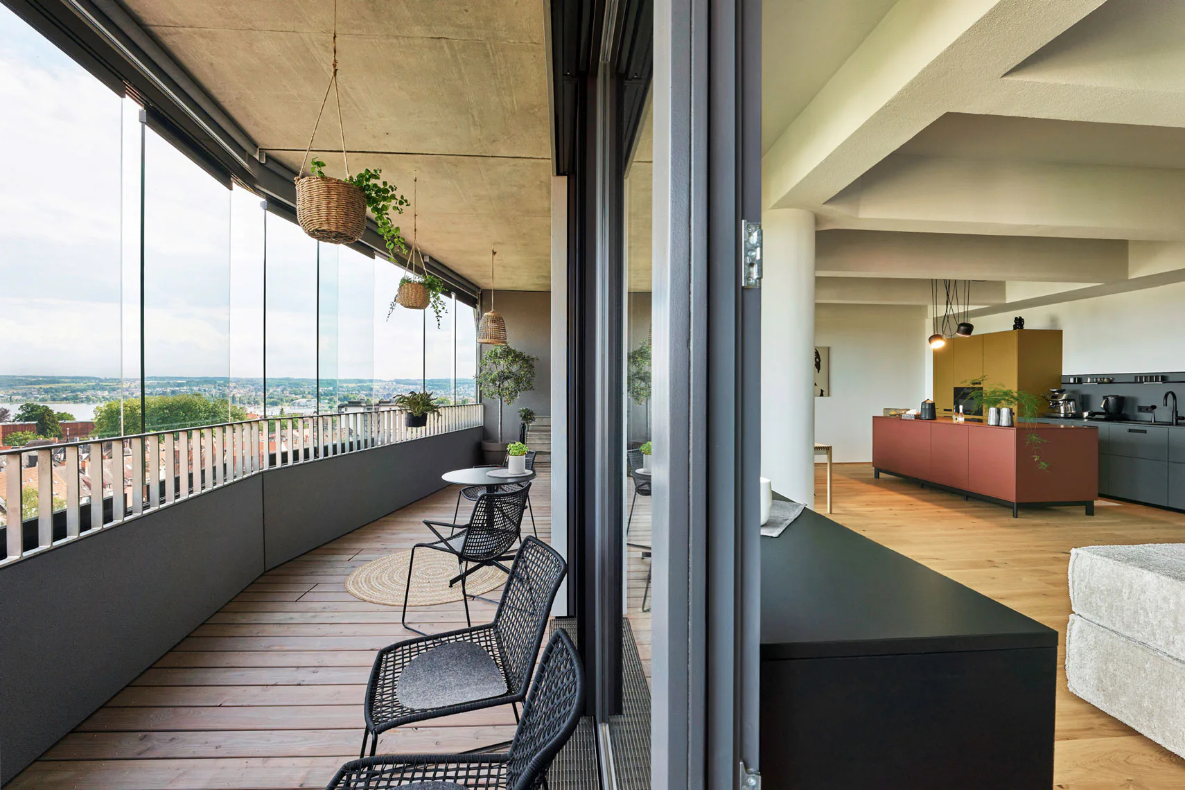 Das Ganzglas-Schiebesystem Proline S Mega von Solarlux ist auf hohe Windlasten ausgelegt und erreicht eine Schalldämmung von 12 dB.