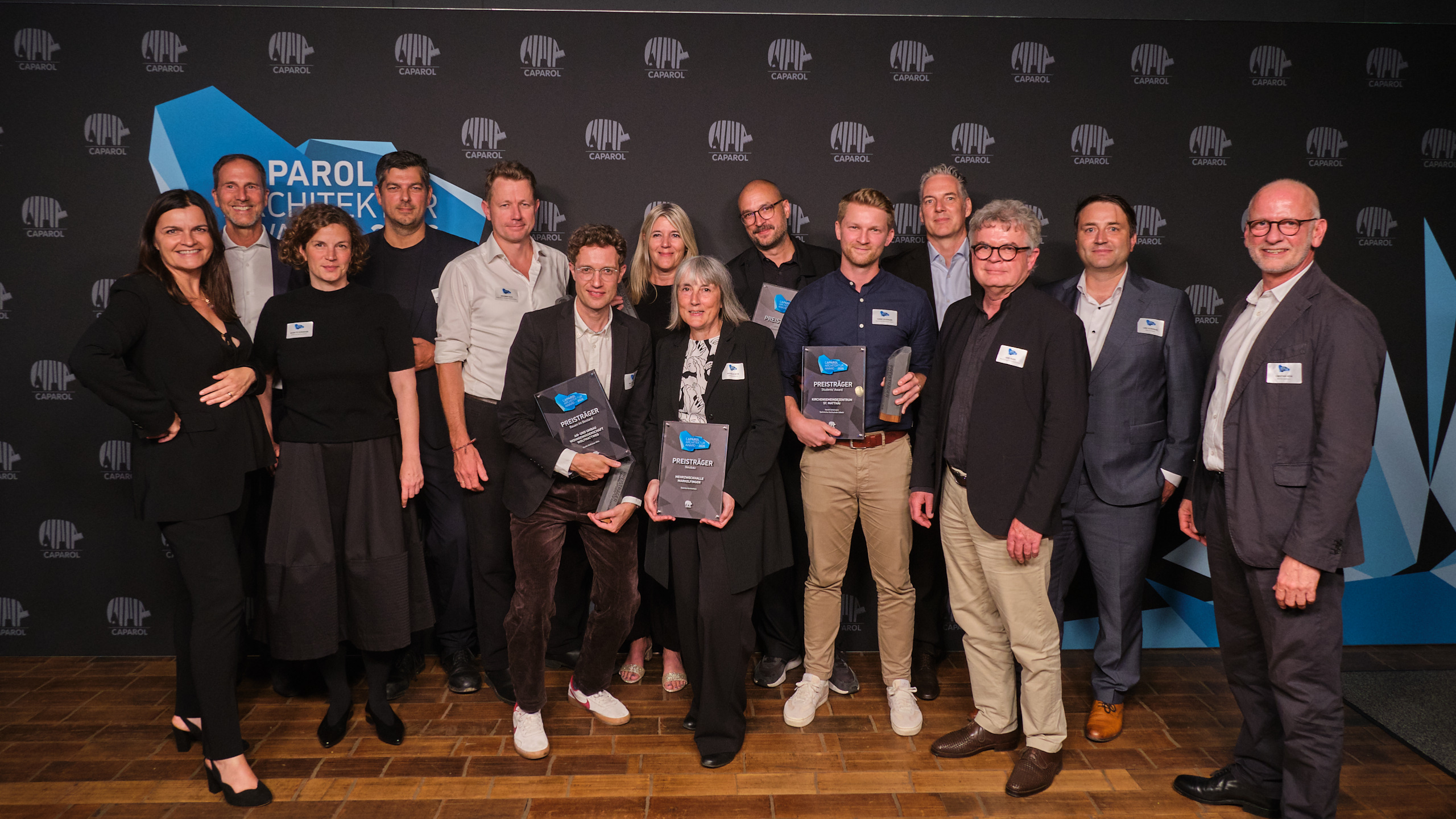 Die fünf Preisträger und die Jury: Am 16. September wurde der Caparol Architektur Award 2026 im Design Zentrum Hamburg feierlich verliehen. 