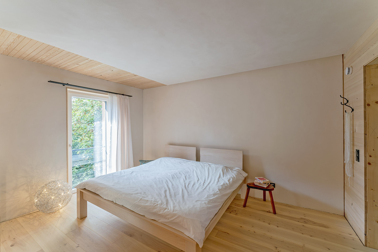 Im fertigen Zustand nicht zu sehen: In diesem Schlafzimmer kommt die Wärme aus der Decke. Heiz- und Kühlelemente aus Lehmbauplatten verbinden eine flächige Wärmeabstrahlung mit hoher Speichermasse, außerdem wirken sie als Feuchtepuffer. 
