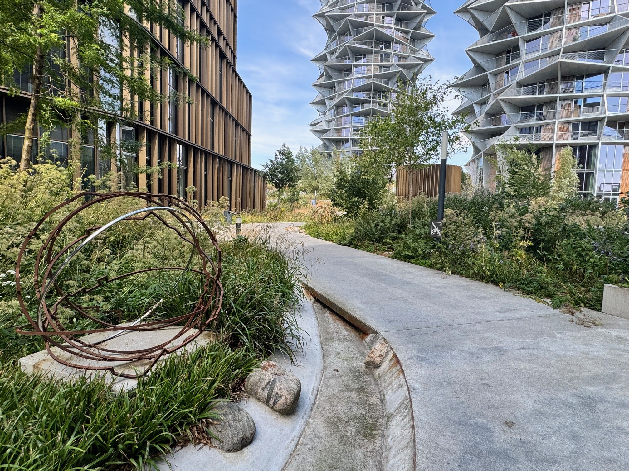 Die Kaktus Towers von BIG in Kopenhagen thronen auf einem 4000 m² Schrägdach, das mit dem Systemaufbau „Dachgarten“ von Zinco realisiert wurde. Links im Bild: die Nexus Verwaltungsgebäude