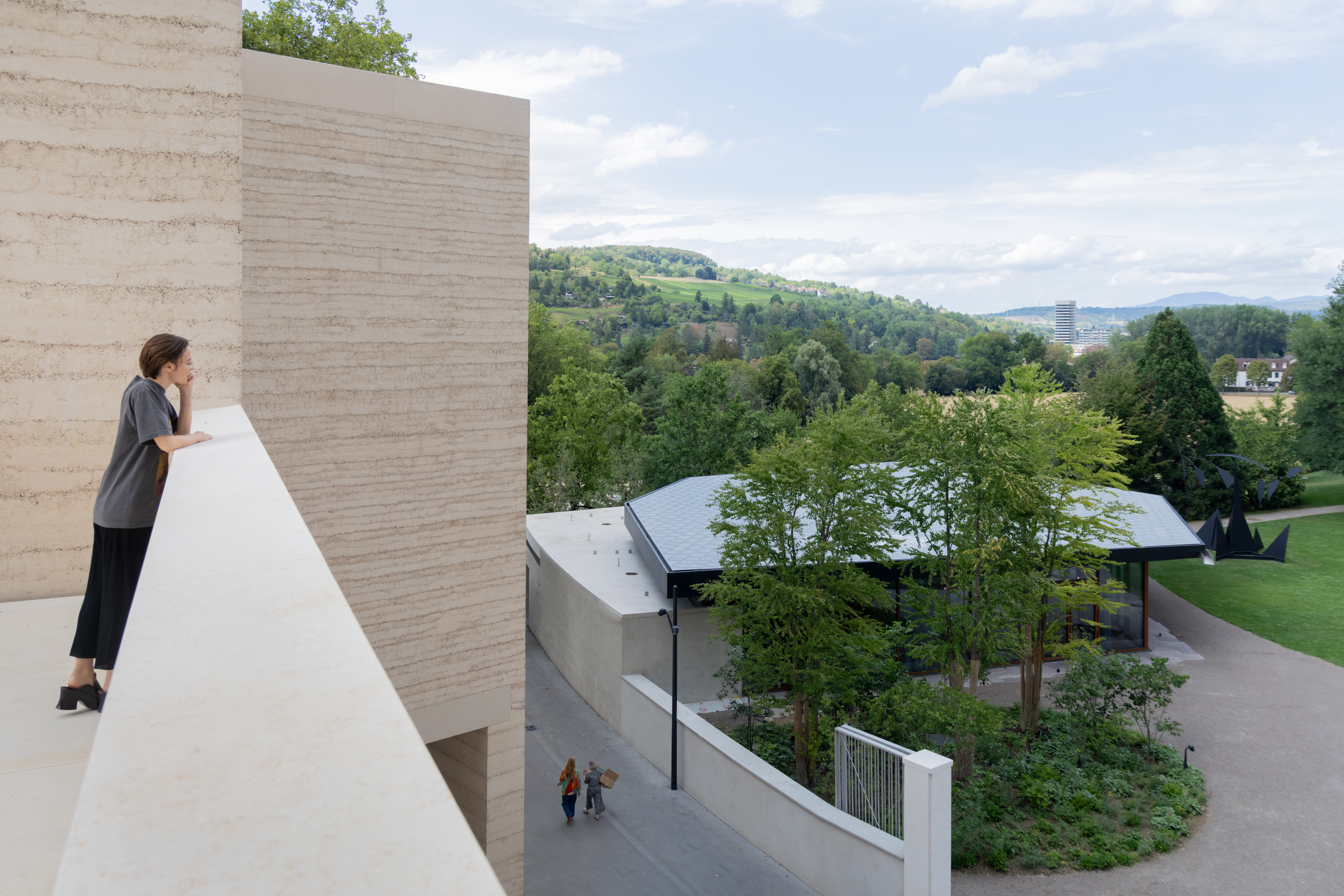 Die Dachterrasse verbindet Ausblick in das Juragebirge und das dort vorhandene Gestein