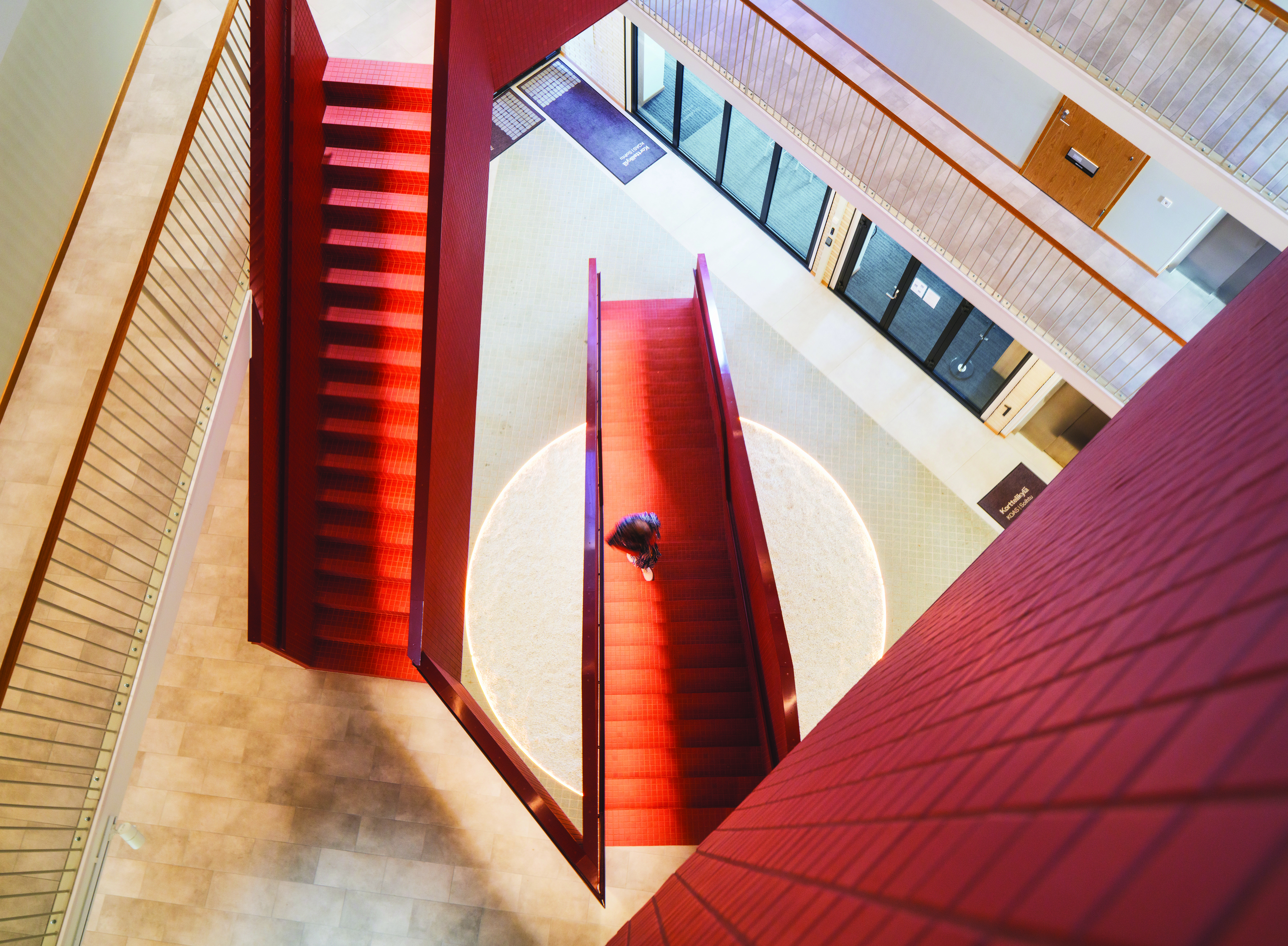 Die Treppe im Atrium von Korttelikylä ist auf allen Flächen mit 5 × 5 cm großen Mosaikfliesen der Serie Plural belegt.